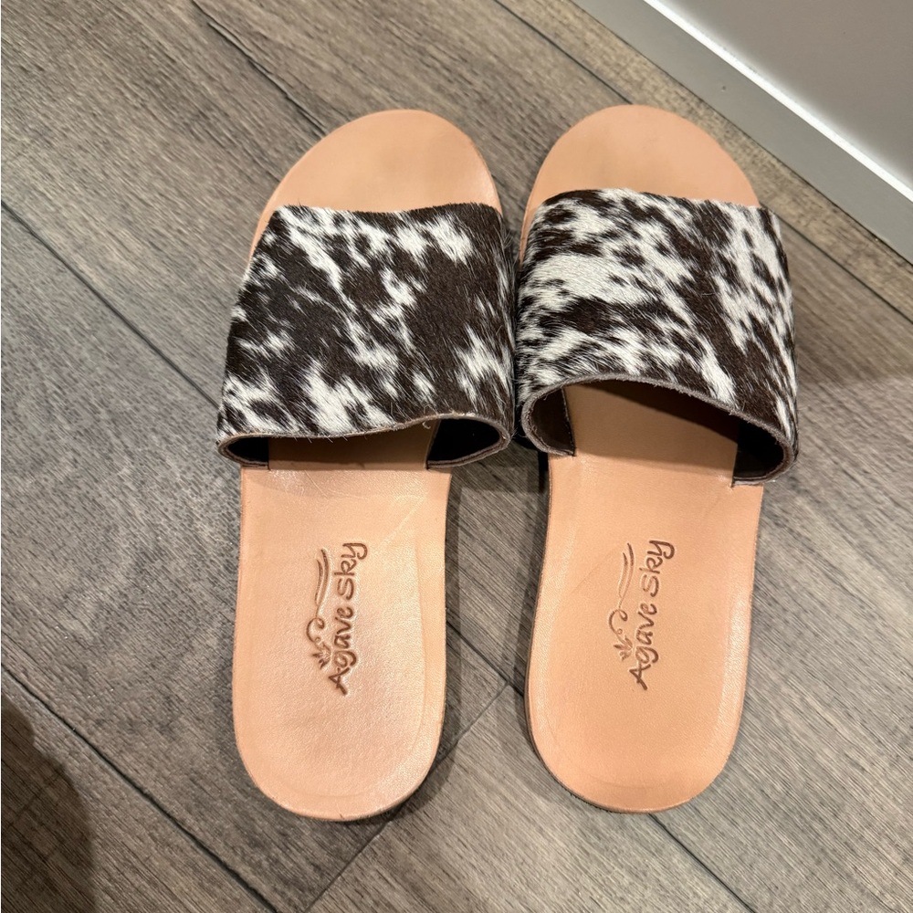 Agave Sky Women's Cowhide Slide Sandals - Tan Sole, Black & White Straps
